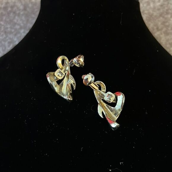 Vintage gold clip on earrings - Picture 2 of 3